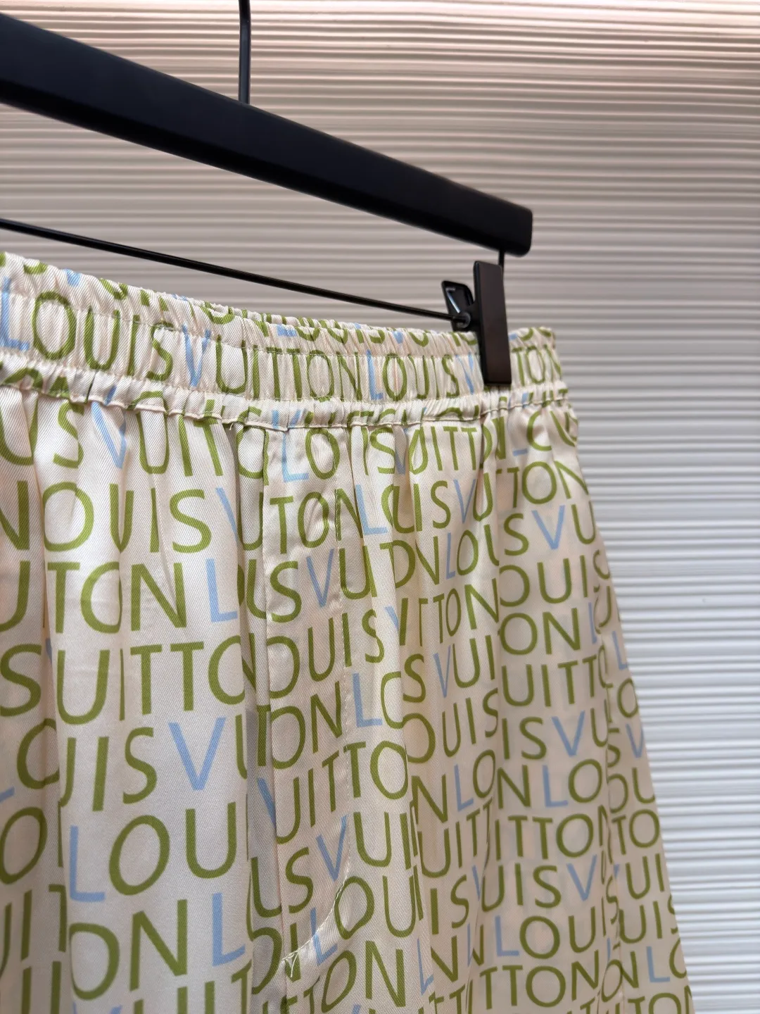 LOUIS VUITTON full-print letter shorts ●Item number: 1682540-A60 ●Fabric: cotton fabric ●Technology: printing production ●Color: apricot ●Version: fitted version ●Weight: about 165 grams ●Size: 45-48-50-52 ●Description: Made of high-thread-count pure cotton poplin fabric. The fabric is treated with pre-washing water and feels smooth and breathable. It has good drape and stiffness, and is not easy to wrinkle and deform. The brand letter pattern printed all over the body of the garment is produced using digital direct printing technology. The color reproduction is high and the pattern is delicate. It is not easy to fade and smudge after high-temperature fixation treatment. The letters are neatly arranged to highlight the brand recognition. The shirt is designed with a Cuban collar, the neckline is smooth and natural, and the buttons at the placket are made of custom mother-of-pearl buttons, which have a warm and shiny texture. The overall cut is a loose silhouette, the shoulder joints are flat-stitched, the stitching is straight and fine, the cuffs are short-sleeved cuffs, and the details are exquisite. The customized accessories and three labels are complete, making it easily suitable for casual vacations and daily outings. The overall wiring is straight and delicate, the fabric is comfortable and soft, and the color is consistent without color difference. It can be matched with the same style to create a fashionable look and control various occasions. Customized accessories, complete with three standards, same style for men and women!
